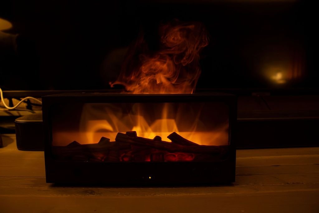 De Solafera Haard als enige licht in een donkere kamer