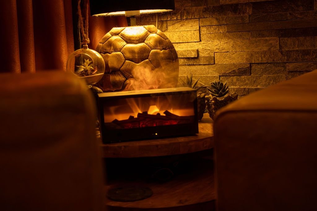 De Solafera Haard op een bijzettafel tussen twee fauteuils, onder een schemerlamp